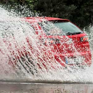 Autoschade door het rijden door water | Autobedrijf Auto Nol